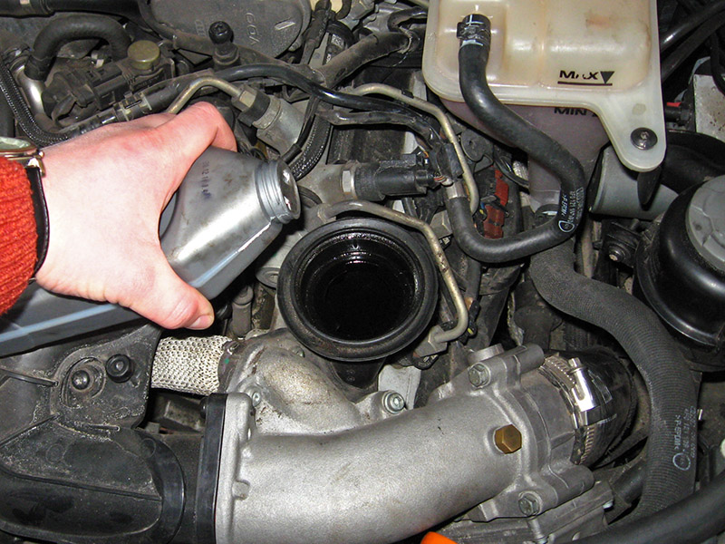 Залить масло в двигатель на Audi A6 4F/C6 2004-2011