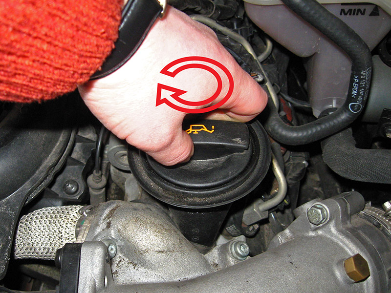 Закрутить крышку маслозаливной горловины двигателя на Audi A6 4F/C6 2004-2011