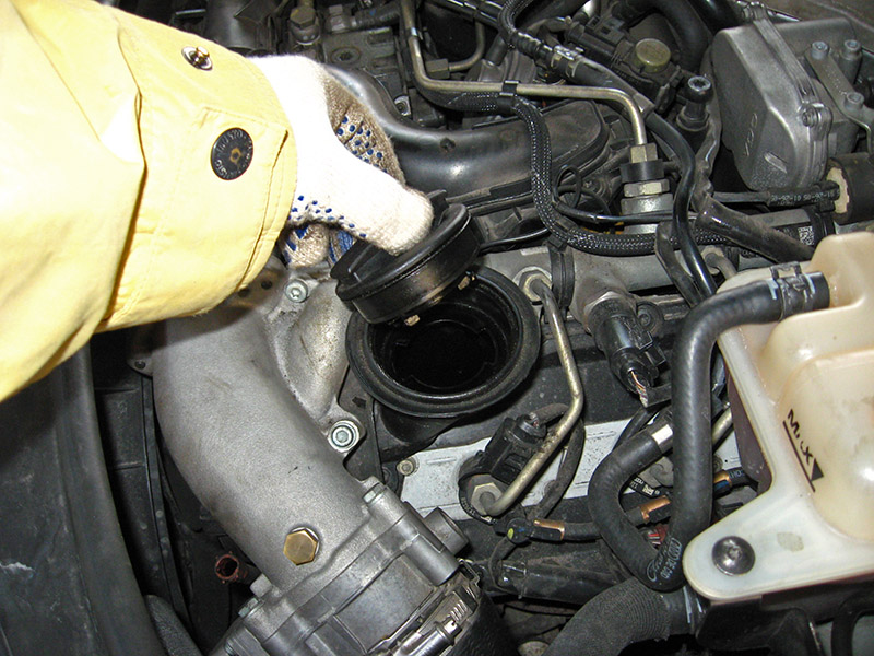 Открутить крышку маслозаливного отверстия двигателя на Audi A6 4F/C6 2004-2011
