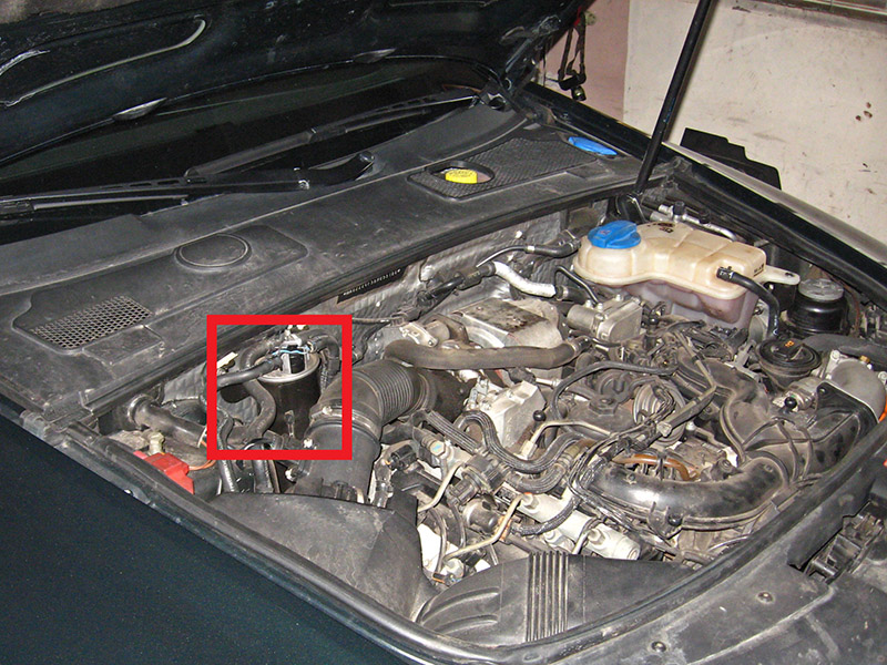 Расположение топливного фильтра под капотом на Audi A6 4F/C6 2004-2011