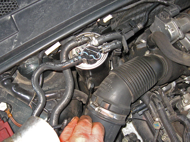Открутить нижнее крепление дизельного фильтра на Audi A6 4F/C6 2004-2011