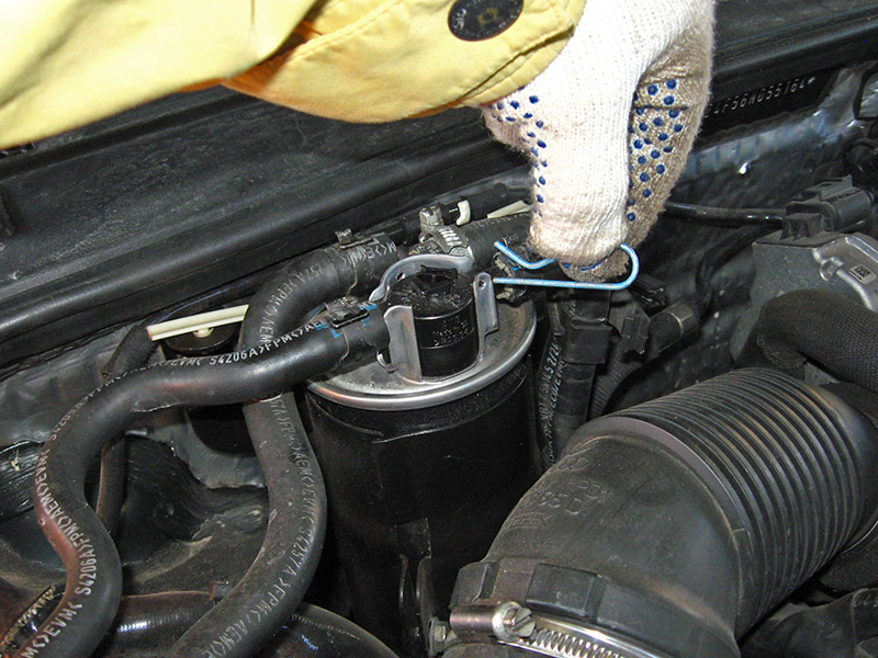 Снять стопорное кольцо клапана топливного фильтра на Audi A6 4F/C6 2004-2011