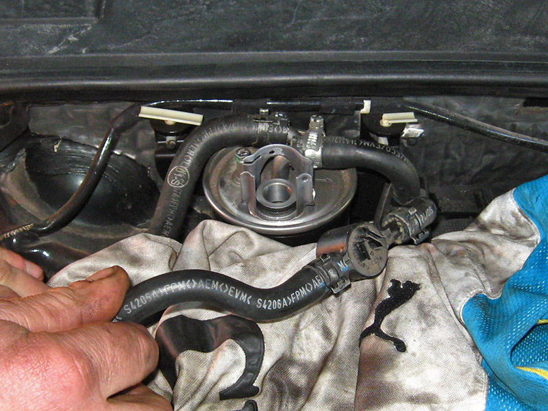 Снять клапан топливного фильтра на Audi A6 4F/C6 2004-2011