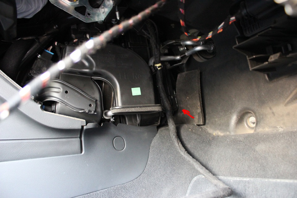 Расположение бокса салонных фильтров на Audi A6 4F/C6 2004-2011