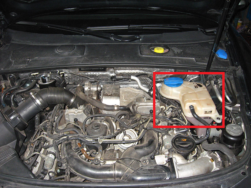 Расположение расширительного бачка охлаждающей жидкости на Audi A6 4F/C6 2004-2011