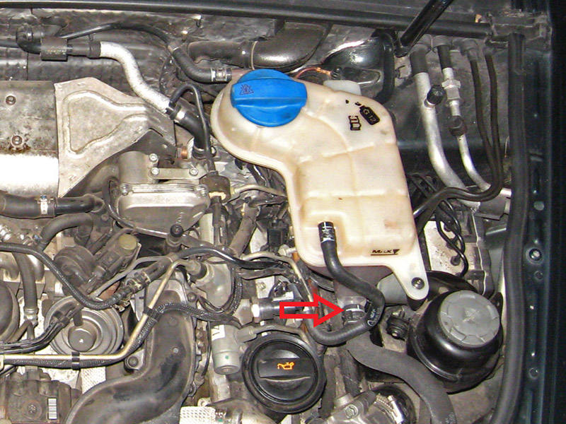 Отсоединить шланг бачка охлаждающей жидкости на Audi A6 4F/C6 2004-2011