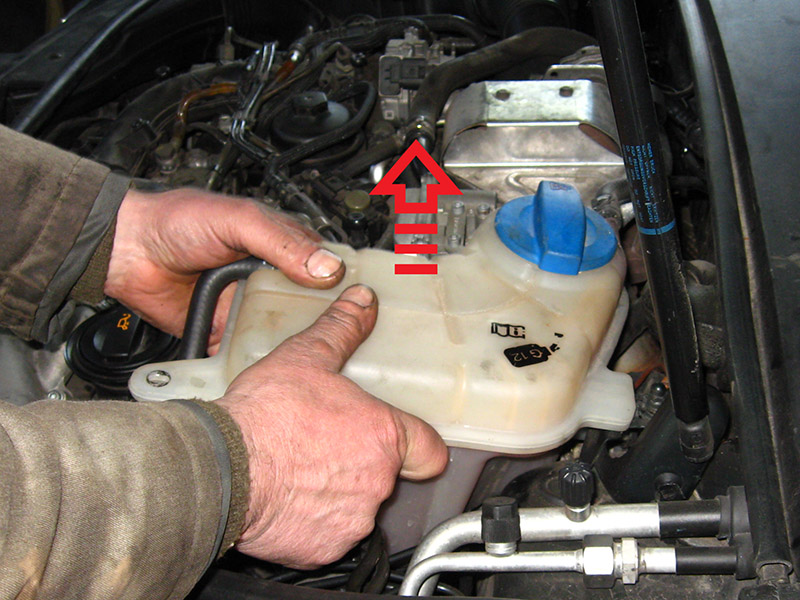 Замена бачка охлаждающей жидкости на Audi A6 4F/C6 2004-2011