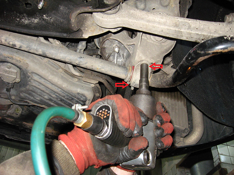 Открутить переднюю втулку стабилизатора на Audi A6 4F/C6 2004-2011