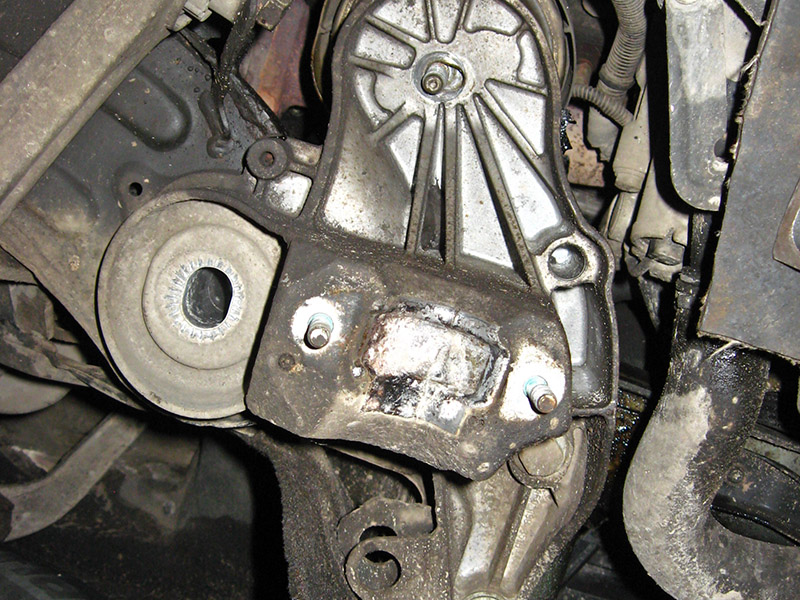 Снять кронштейн двигателя на Audi A6 4F/C6 2004-2011