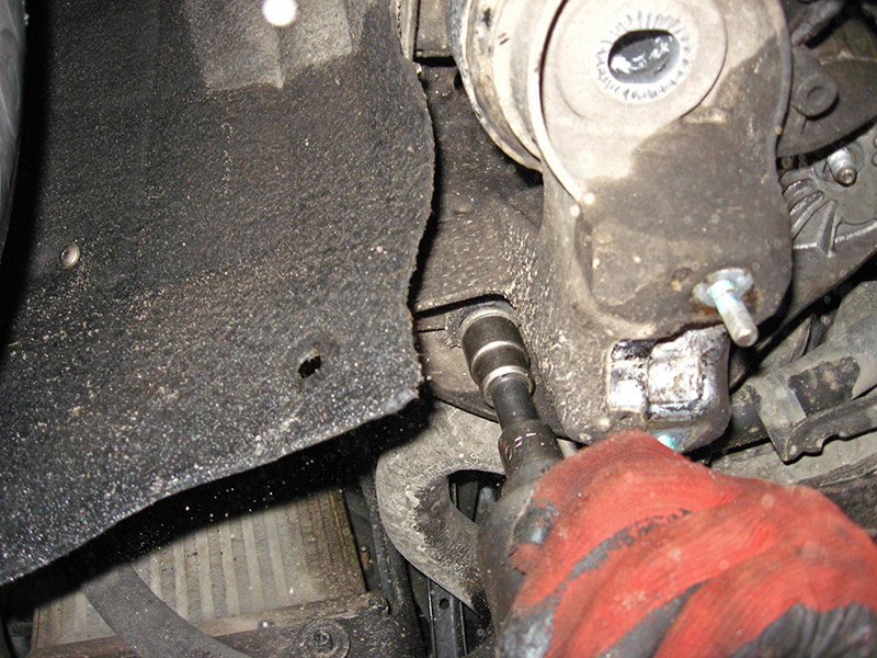 Открутить крепления опоры двигателя на Audi A6 4F/C6 2004-2011