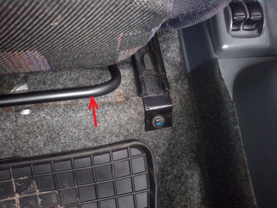 Размещение рычага регулировки в горизонтальной плоскости переднего пассажирского сиденья Daewoo Sens