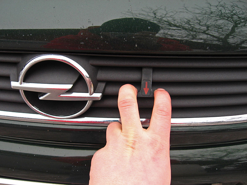 Потягивание на себя страховочной петли снятия блокировки Opel Astra II G