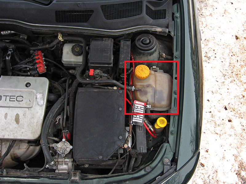 Расположение расширительного бачка охлаждающей жидкости в моторном отсеке Opel Astra II G