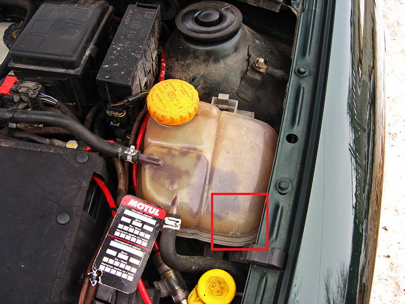 Отметки уровня жидкости, нанесенные на расширительный бачок Opel Astra II G