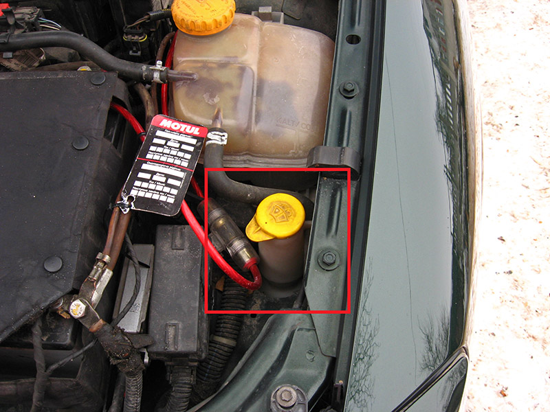 Расположение наливной горловины бачка омывателя в моторном отсеке Opel Astra II G