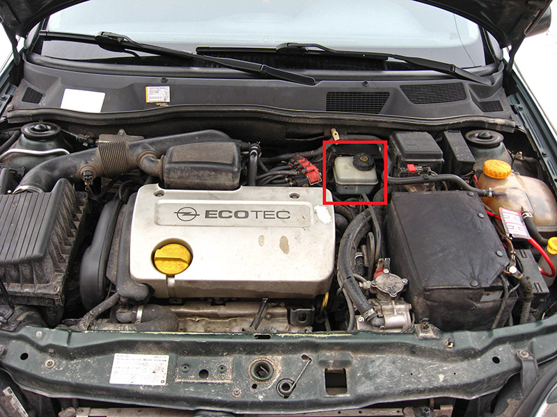 Расположение бачка тормозной жидкости в моторном отсеке Opel Astra II G