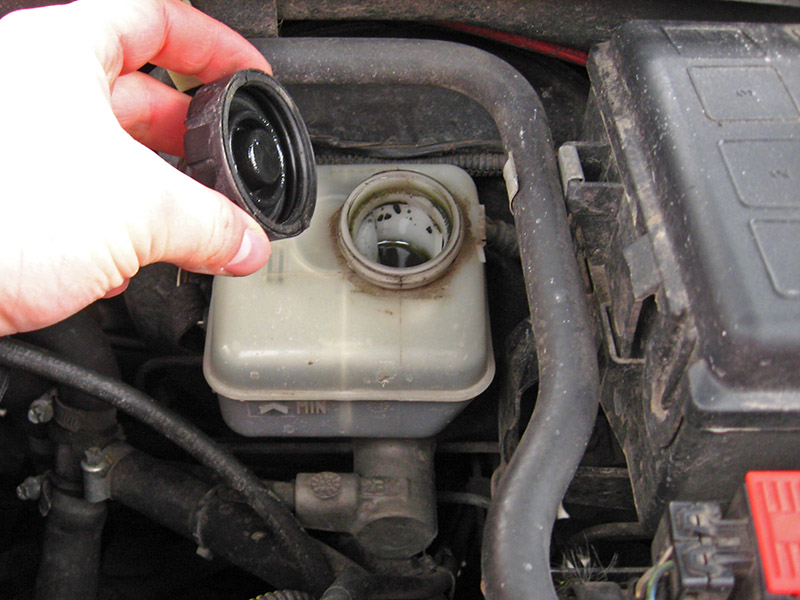 Снятие крышки бачка тормозной жидкости Opel Astra II G