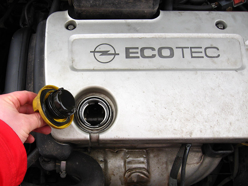 Снятие крышки маслоналивной горловины двигателя Opel Astra II G