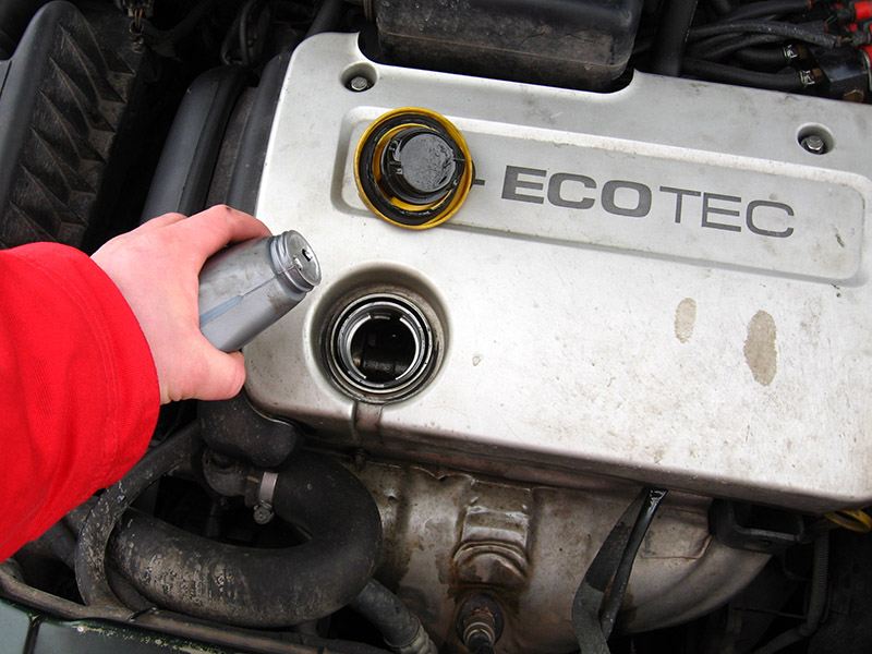 Доливка моторного масла в двигатель автомобиля Opel Astra II G