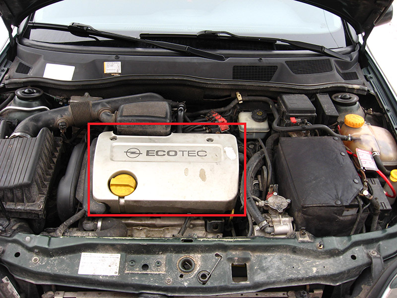 Расположение пластмассовой декоративной крышки двигателя Opel Astra II G