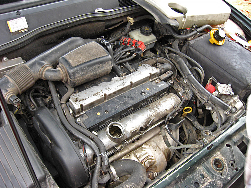 Двигатель со снятой декоративной крышкой Opel Astra II G