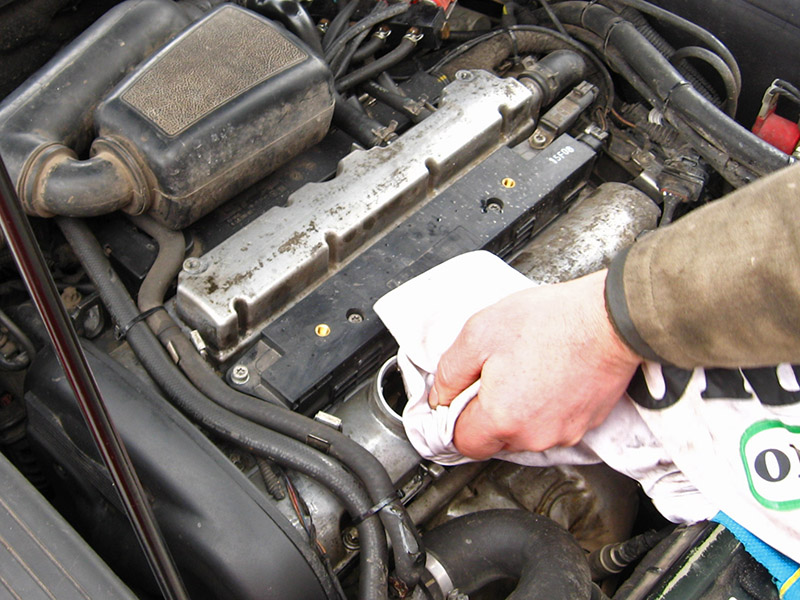Очистка от загрязнений маслозаливной горловины двигателя Opel Astra II G