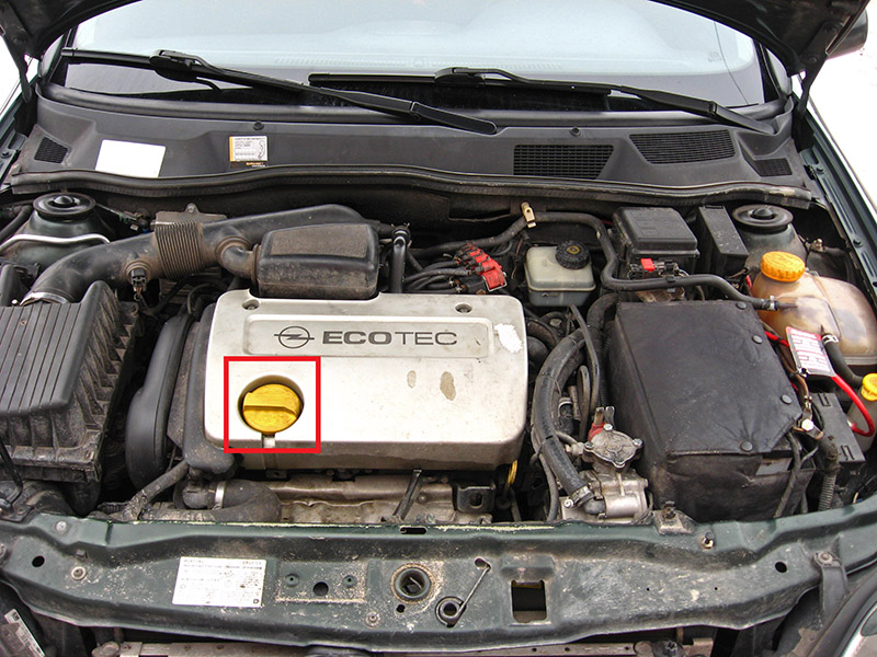 Расположение пробки маслозаливной горловины в моторном отсеке Opel Astra II G