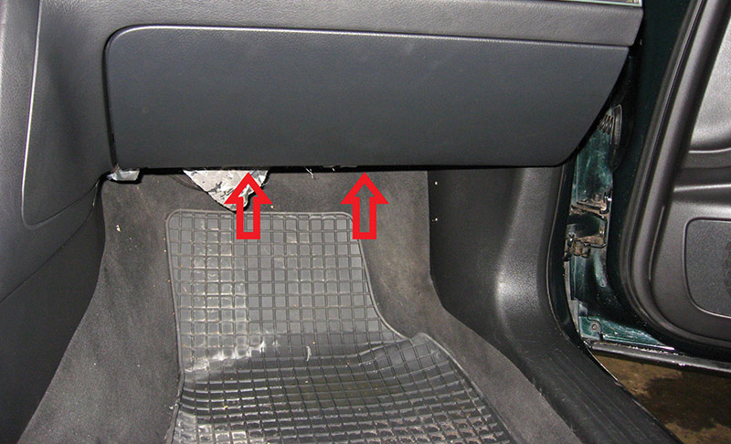 Расположение нижнего крепления бардачка на Audi A6 4F/C6 2004-2011