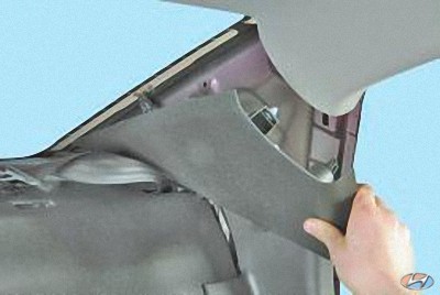 Снимите верхнюю облицовку задней стойки кузова на автомобиле Hyundai Solaris