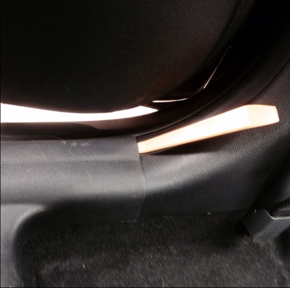 Преодолевая сопротивление упругих держателей, снимите заднюю облицовку порога на автомобиле Hyundai Solaris