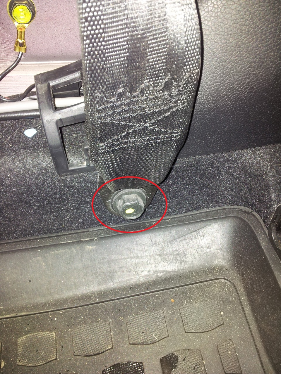 Выверните болт нижнего крепления переднего ремня безопасности на автомобиле Hyundai Solaris