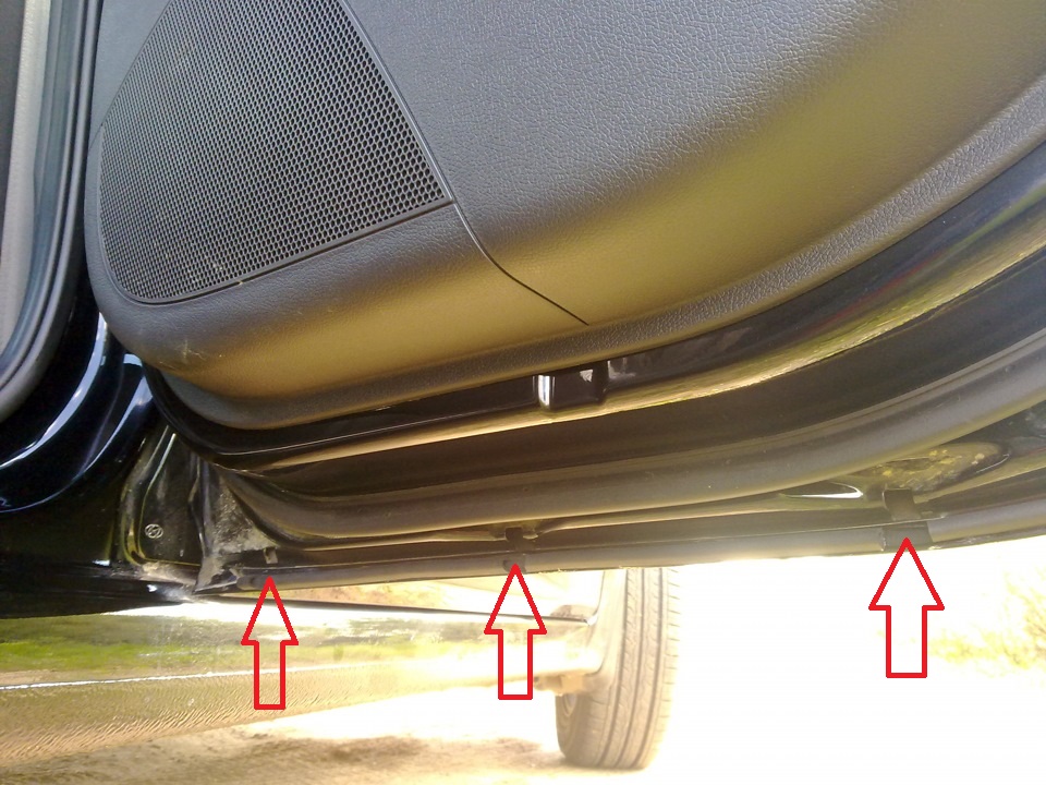 Прочистите дренажные отверстия в задних дверях на автомобиле Hyundai Solaris