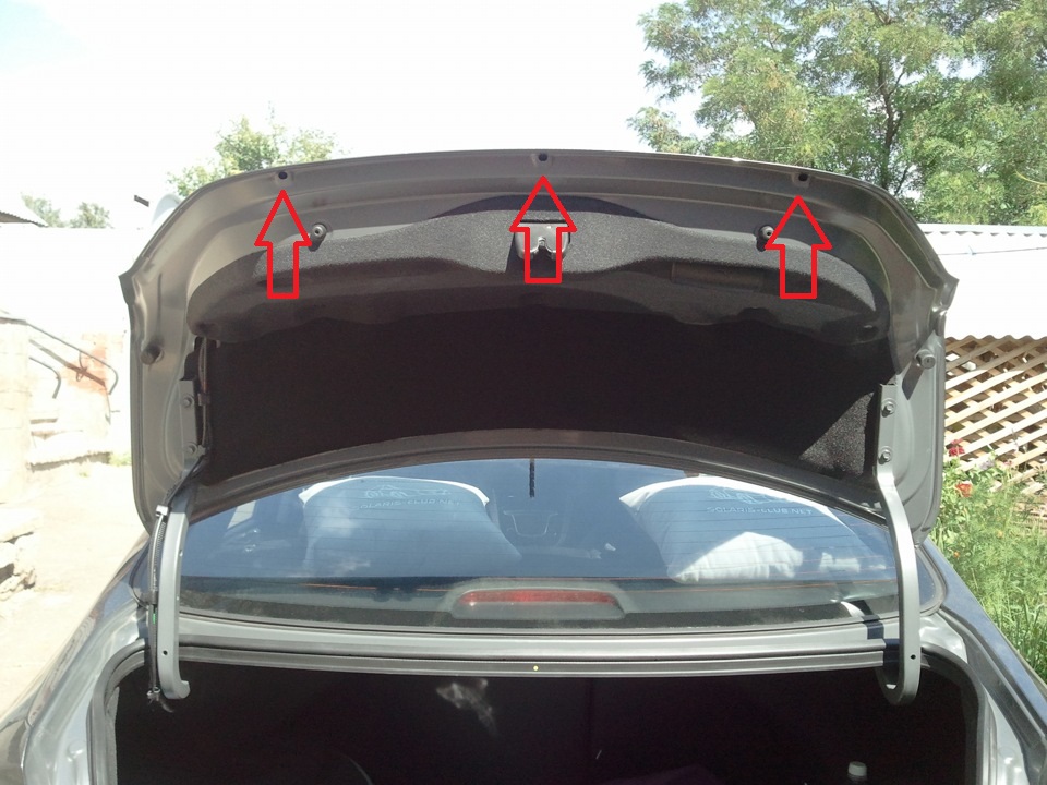 Прочистите дренажные отверстия в крышке багажника на автомобиле Hyundai Solaris