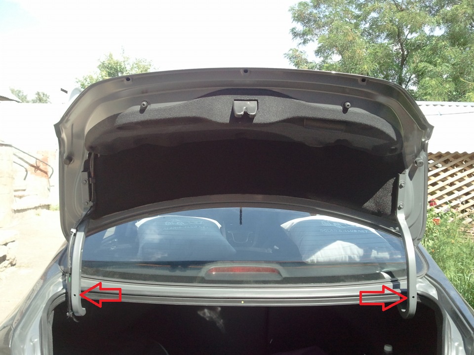 Прочистите дренажные отверстия в петлях крышки багажника на автомобиле Hyundai Solaris