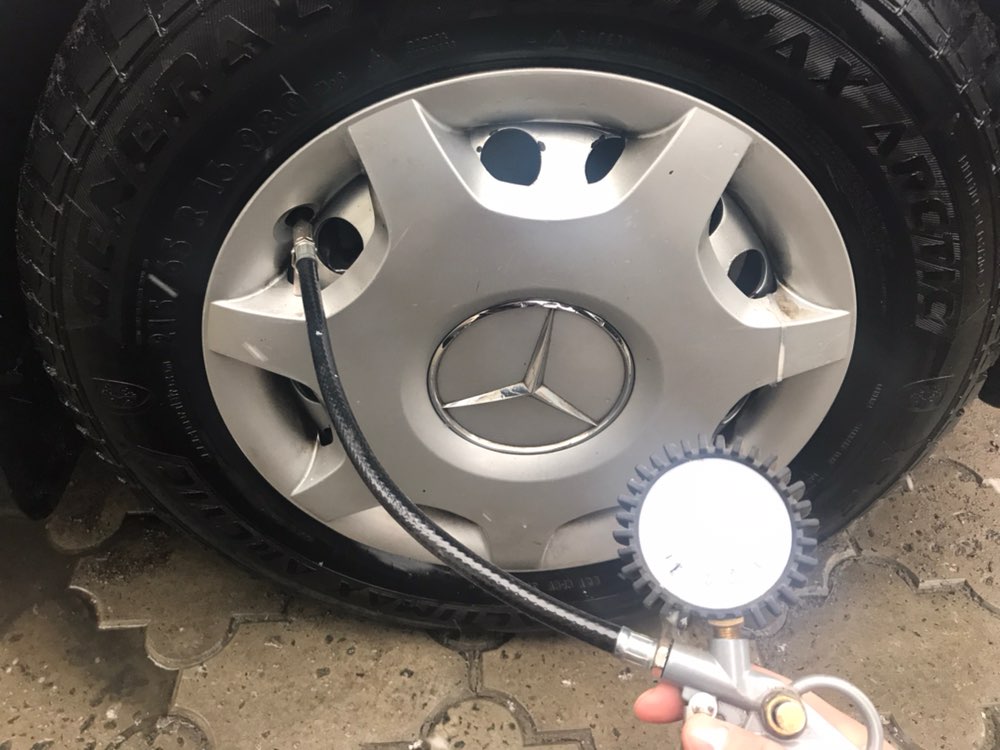 Подсоединить манометр к шине на автомобиле Meredes-Benz Vito W639