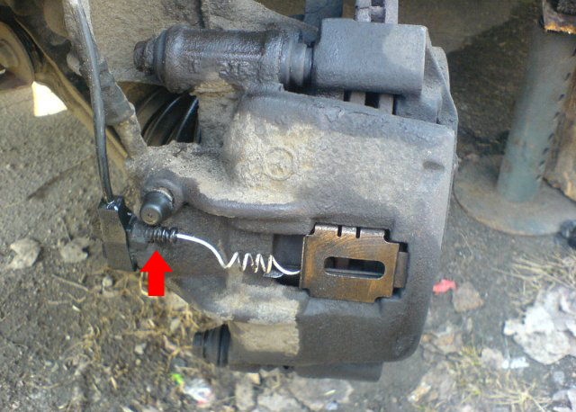 Электрический разъем на передних суппортах на автомобиле Mercedes-Benz Vito W639