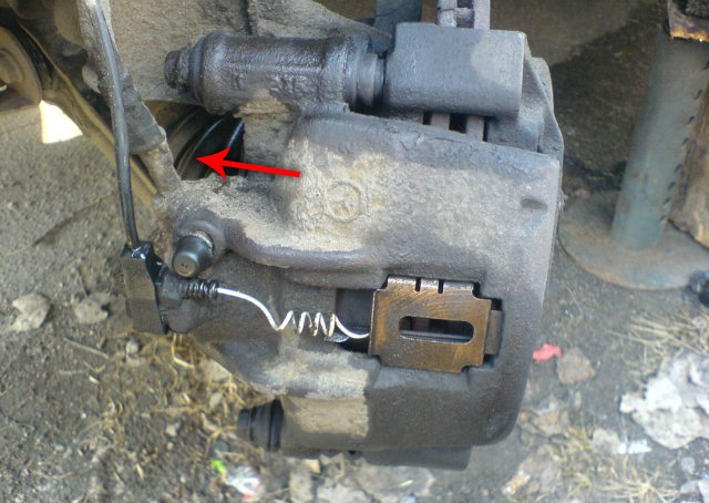 Крепление тормозного шланга к переднему суппорту на автомобиле Mercede-Benz Vito W639