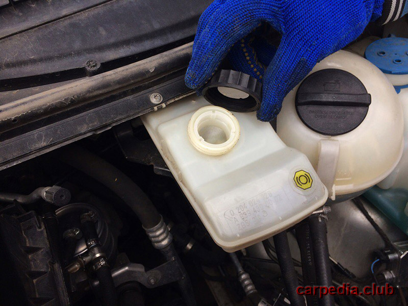 Открутить крышку бачка тормозной жидкости на автомобиле Mercedes-Benz Vito W639 