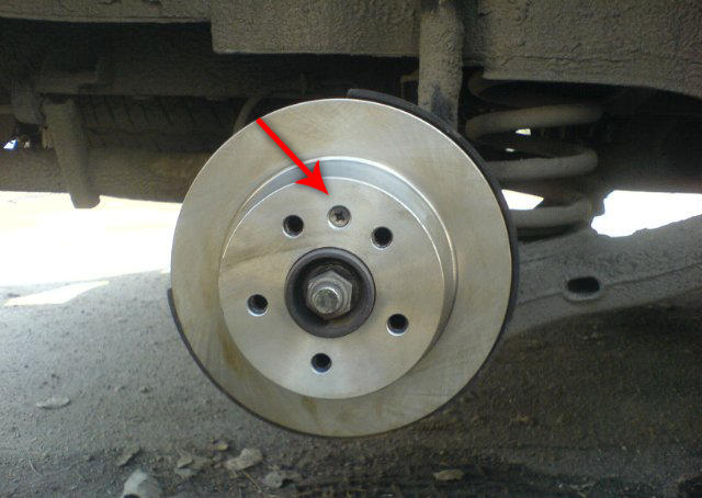 Винт крепления заднего тормозного диска к задней ступице колеса на автомобиле Mercedes-Benz Vito W639