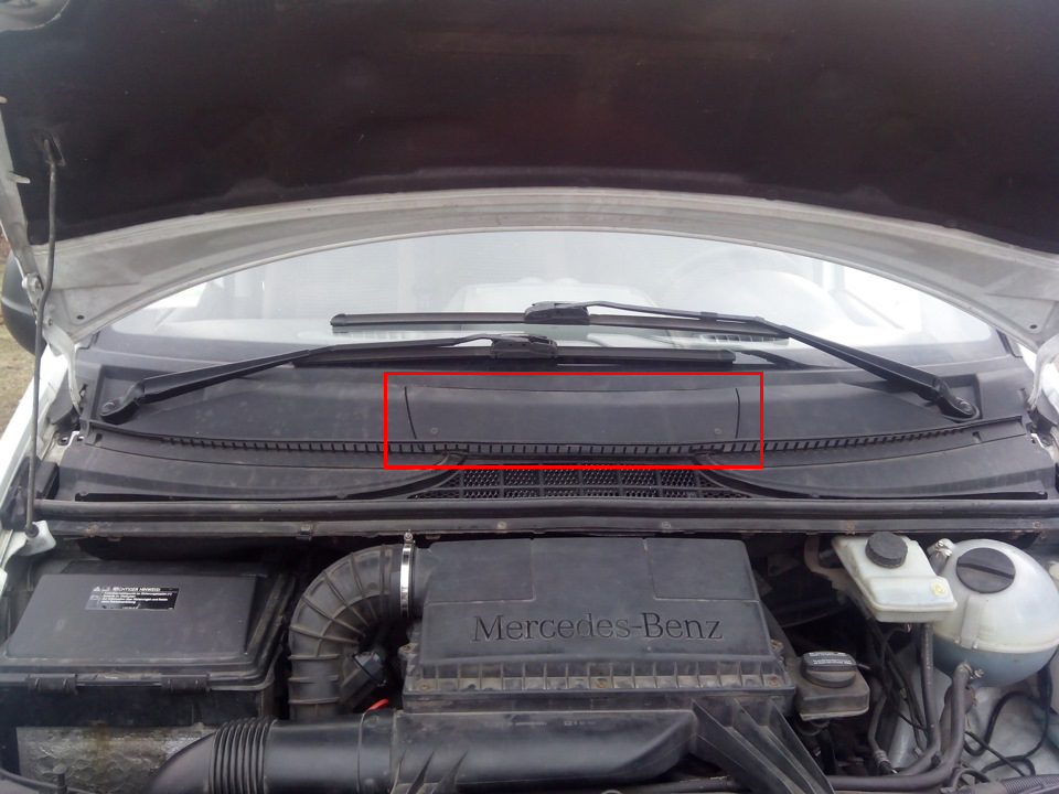 Крышка салонного фильтра на автомобиле Mercedes-Benz Vito W639