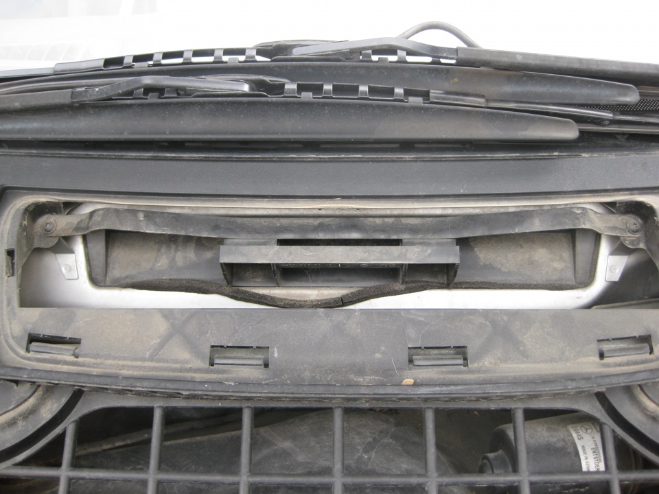 Крепление салонного фильтра на автомобиле Mercedes-Benz Vito W639