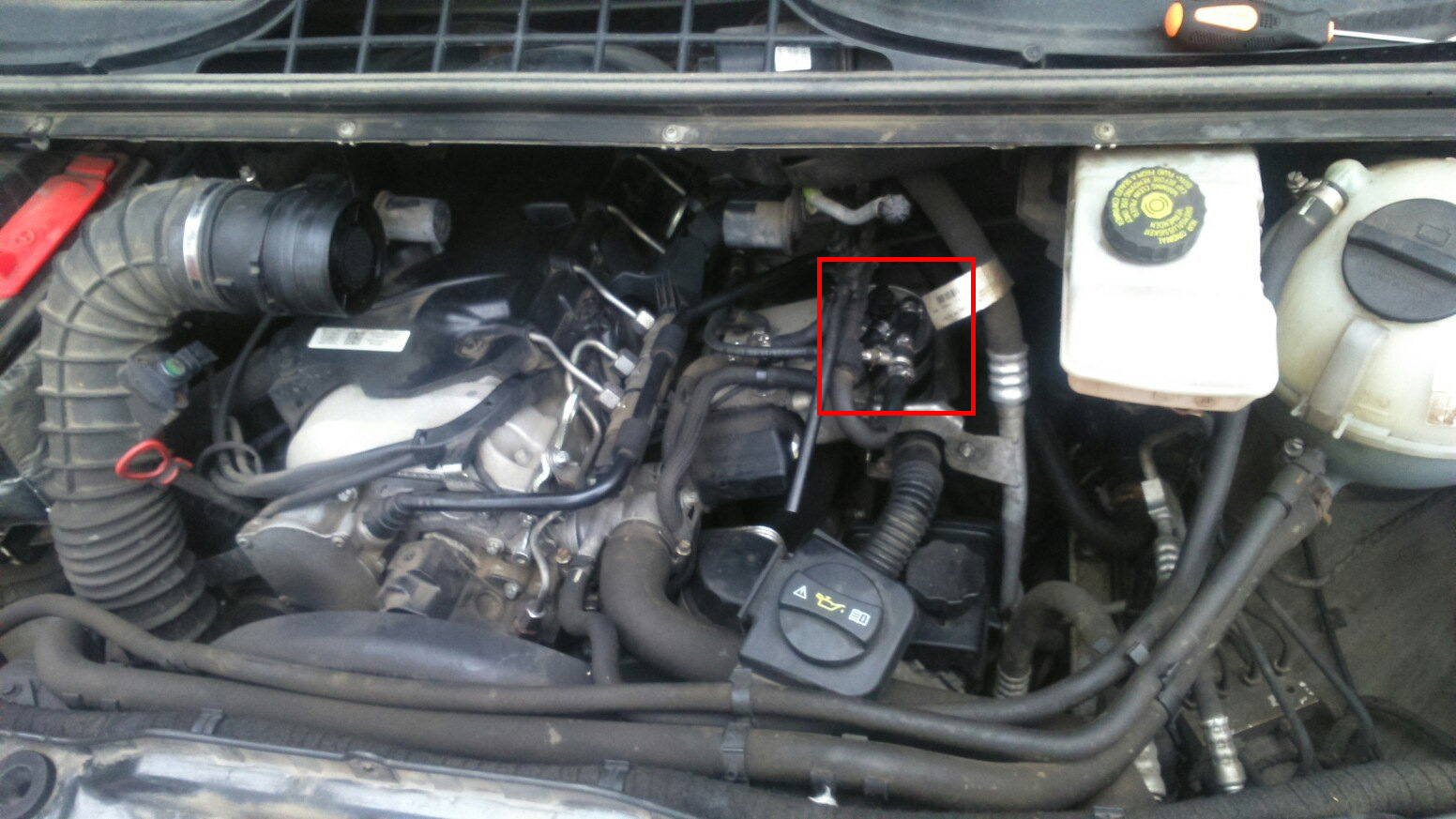 Расположение топливного фильтра на автомобиле Mercedes-Benz Vito W639