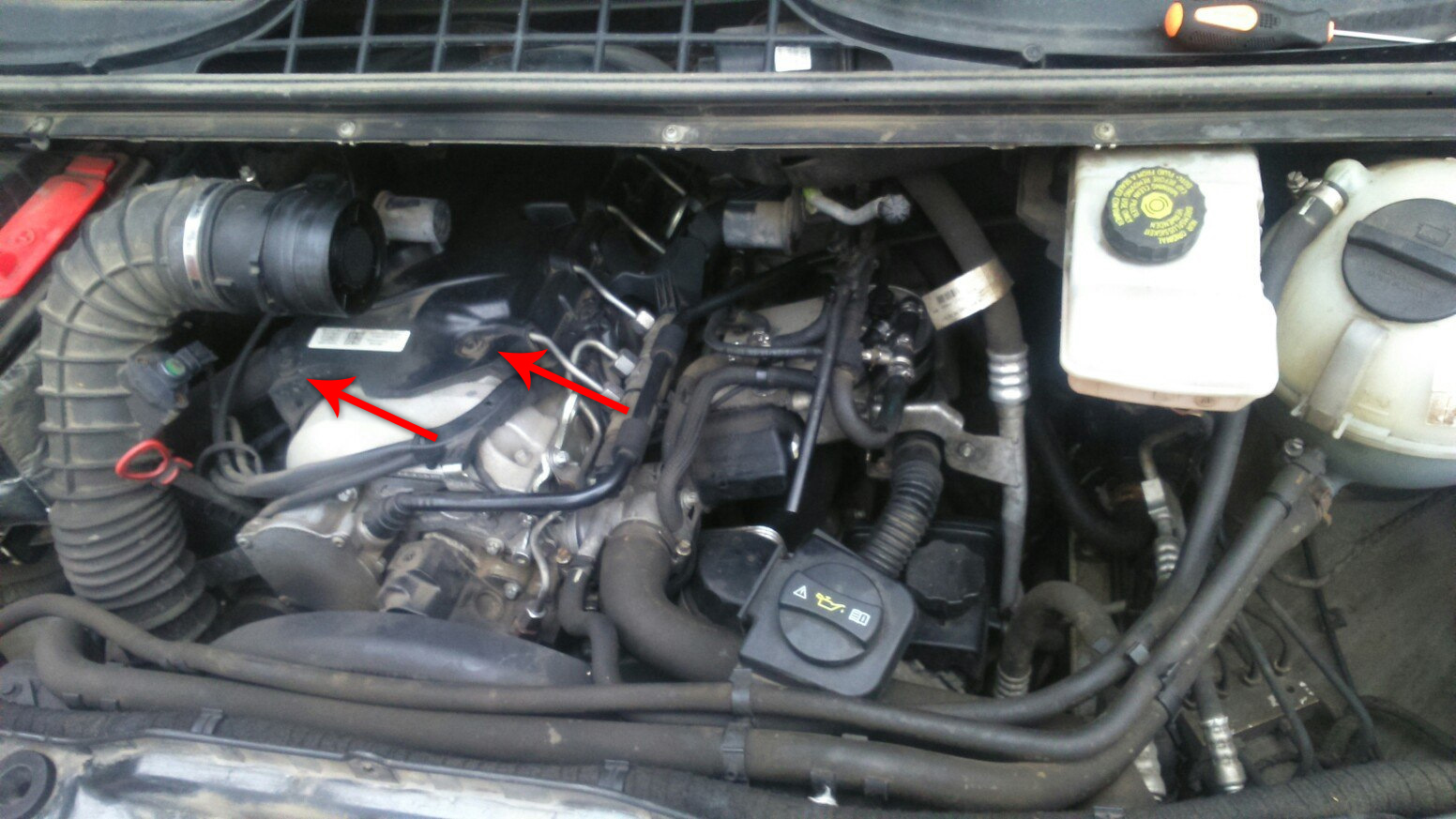 Защитный кожух топливных форсунок на автомобиле Mercedes-Benz Vito W639