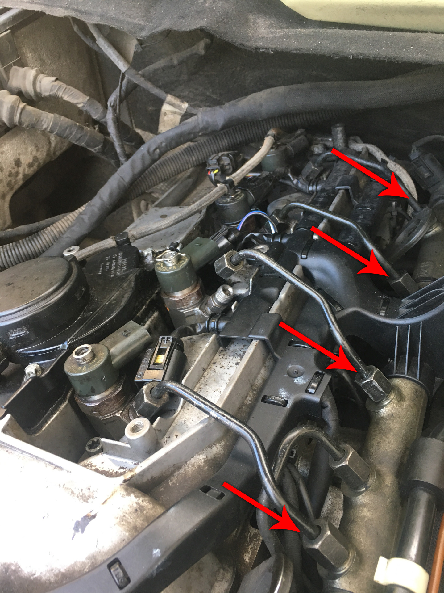 Крепления топливопровода высокого давления форсунки в топливной рампе на автомобиле Mercedes-Benz Vito W639