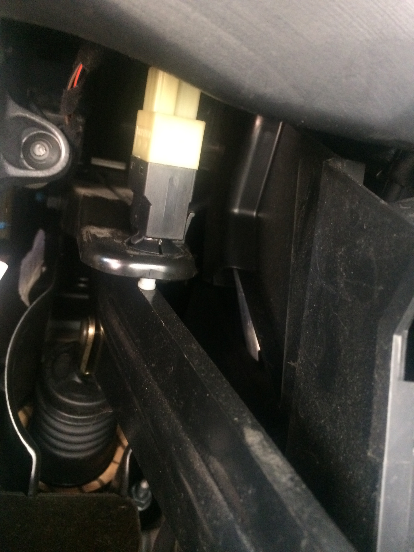 Снять датчик выключателя стоп-сигналов на автомобиле Mercedes-Benz Vito W639