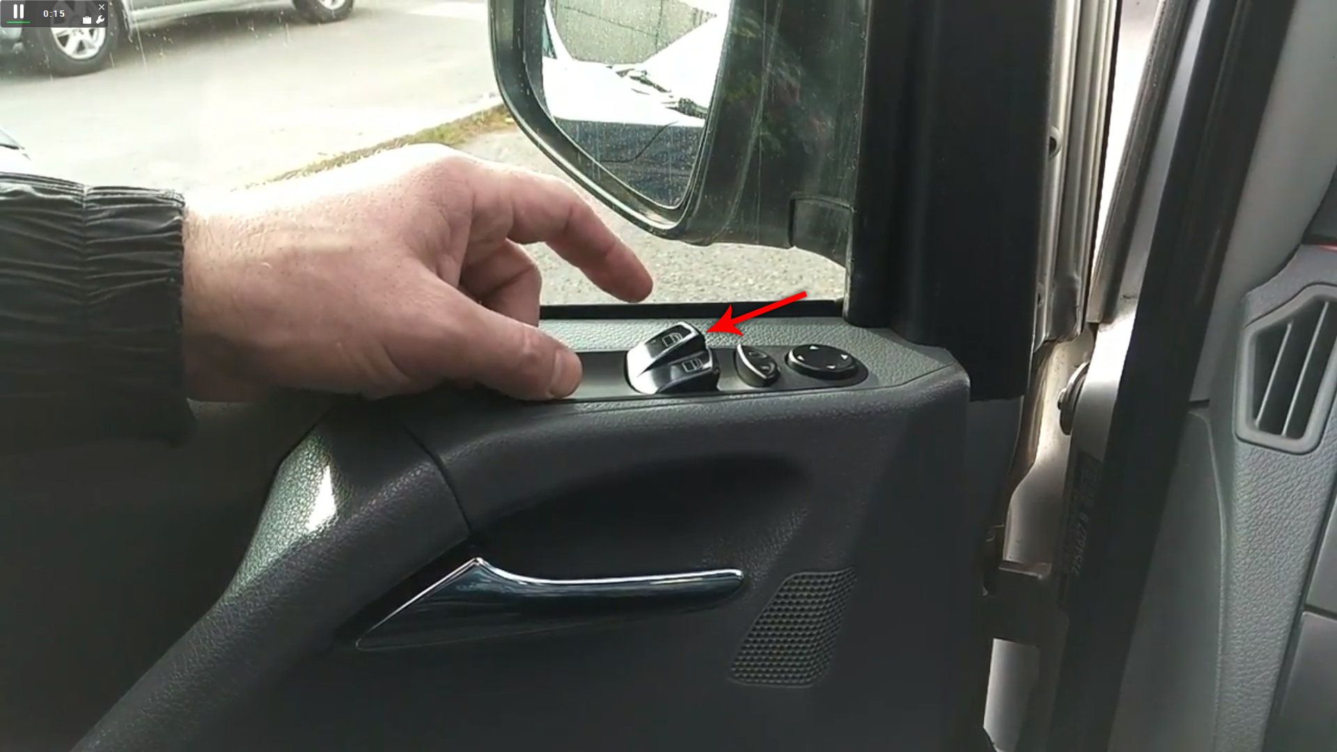 Кнопка стеклоподъемника не возвращается на место на автомобиле Mercedes-Benz VIto W639