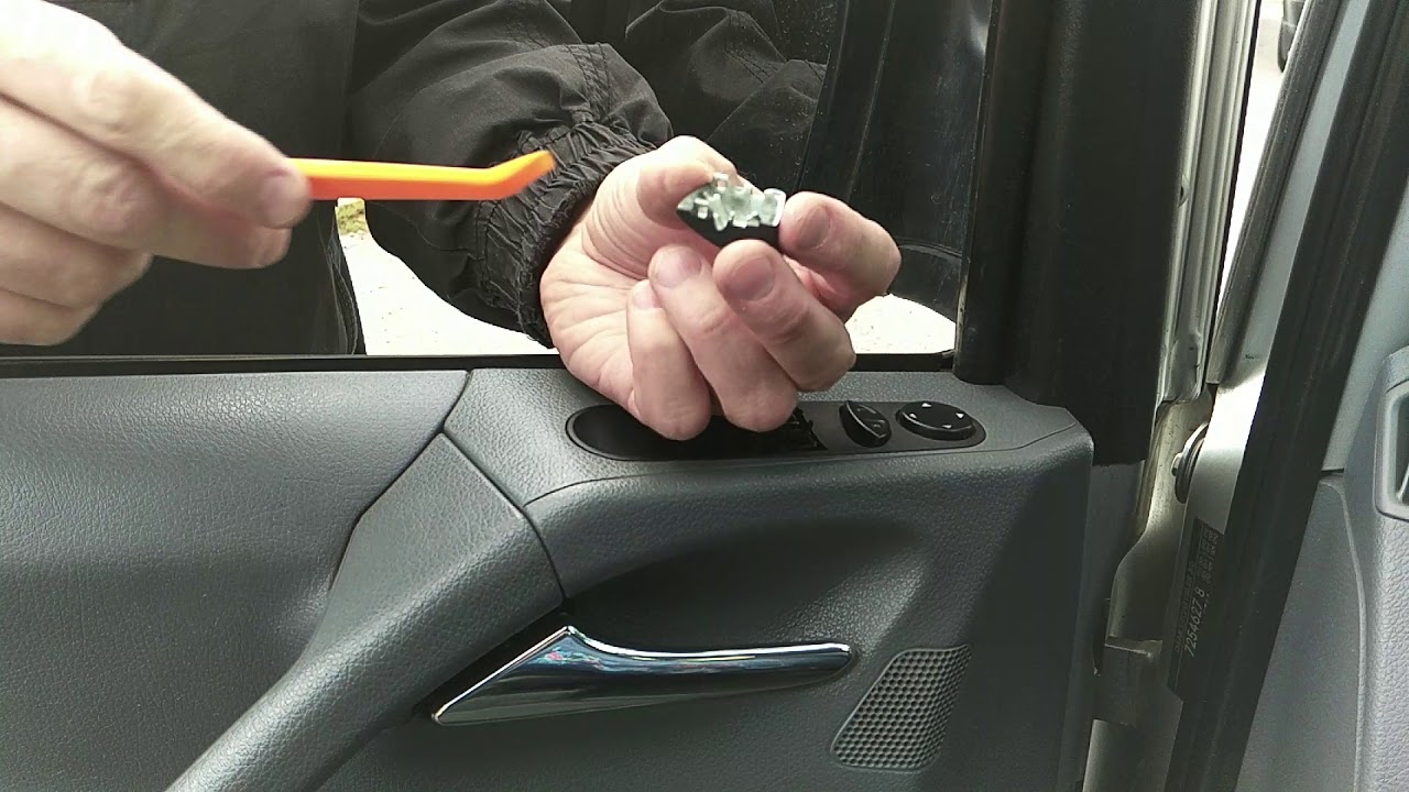 Снять кнопку стеклоподъемника на автомобиле Mercedes-Benz Vito W639