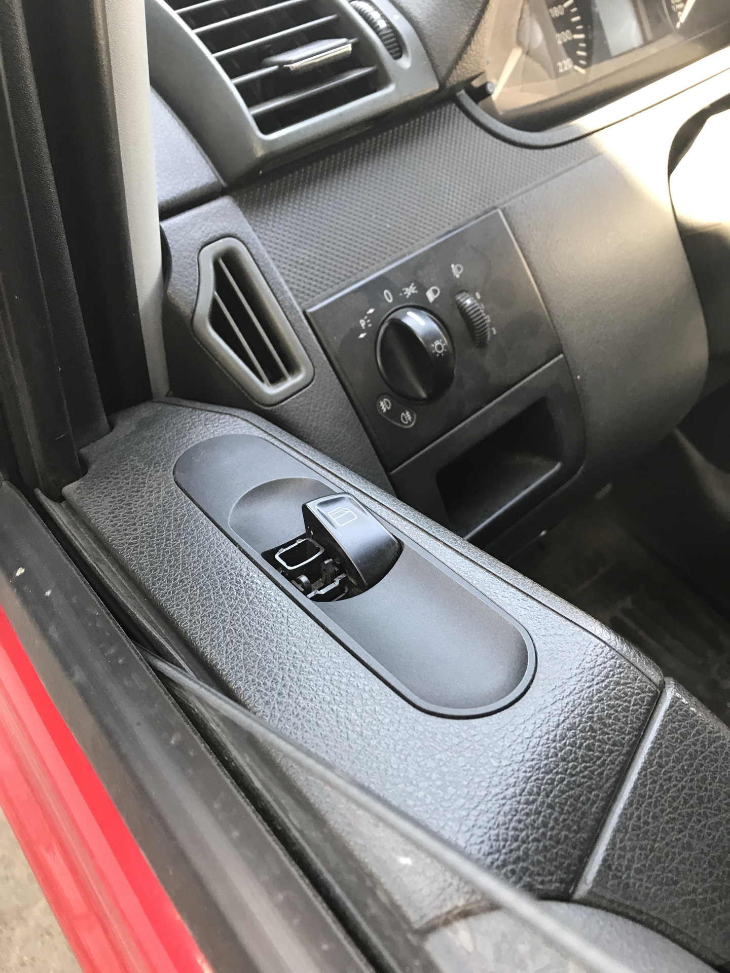 Место кнопки стеклоподъемника на автомобиле Mercedes-Benz VIto W639