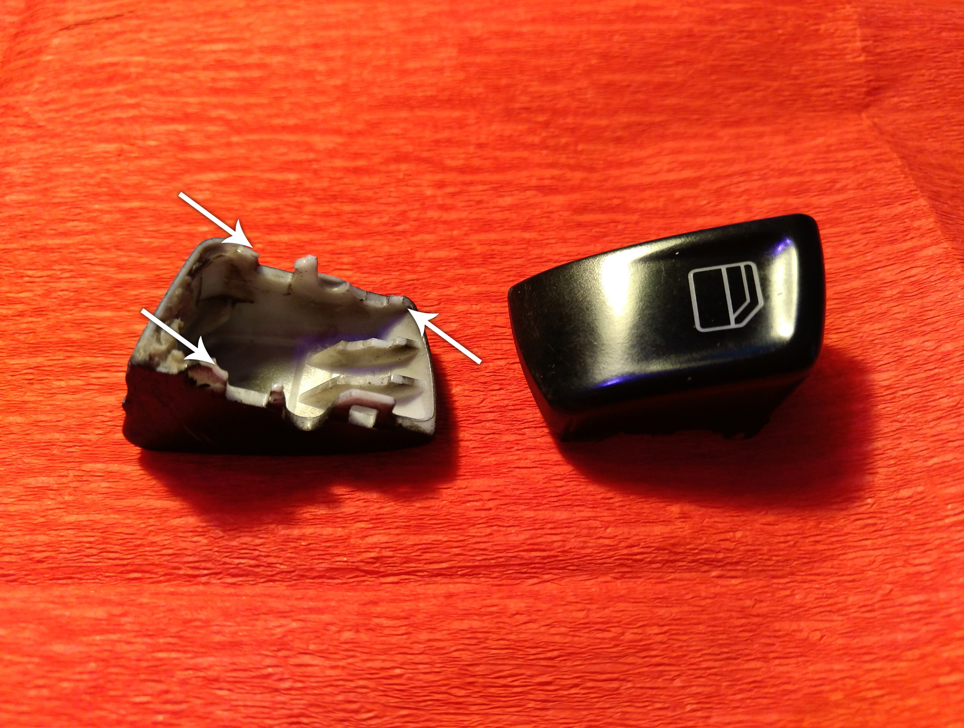 Сломанная кнопка стеклоподъемника на автомобиле Mercedes-Benz Vito W639