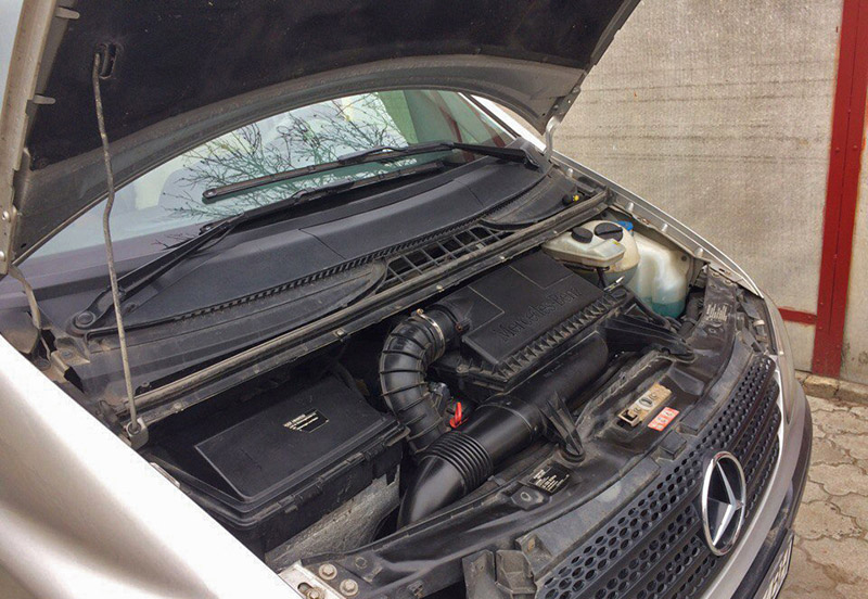 Открыть капот на автомобиле Mercedes-Benz Vito W639